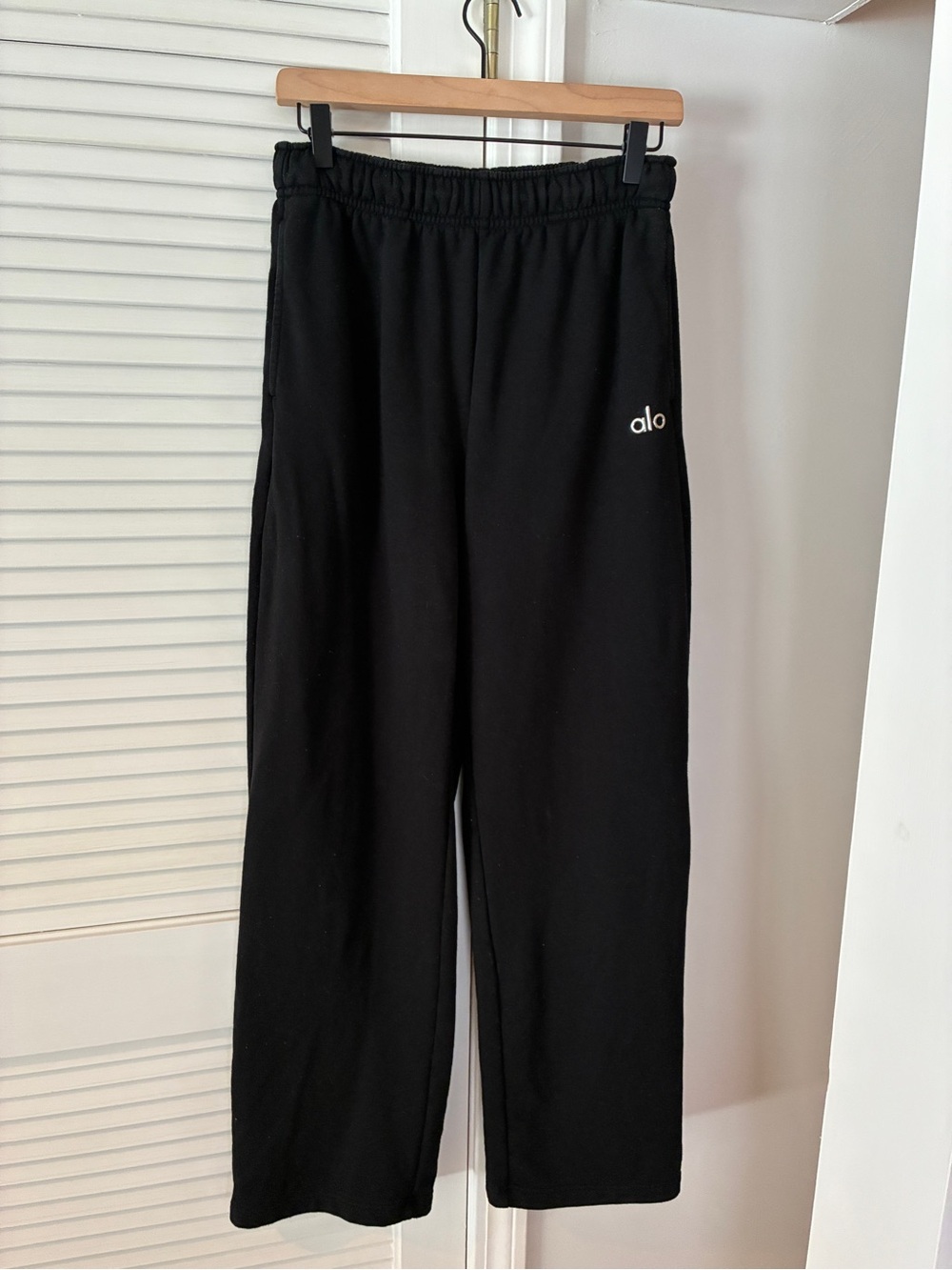 Alo Yoga Women’s Accolade Straight Leg Sweatpants in Black Loungewear Size S